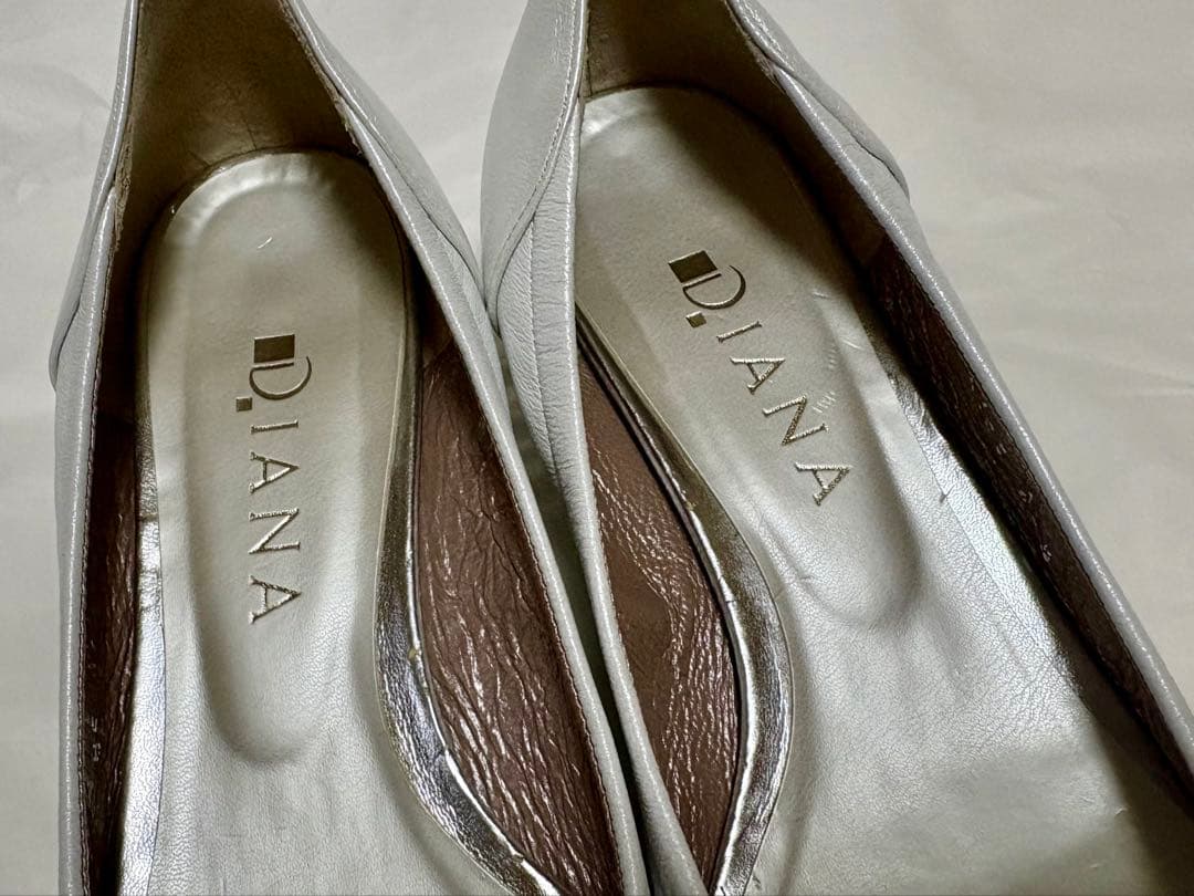 ❤️美品　DIANA ダイアナ ホワイト＆シルバー　リボン　23.5