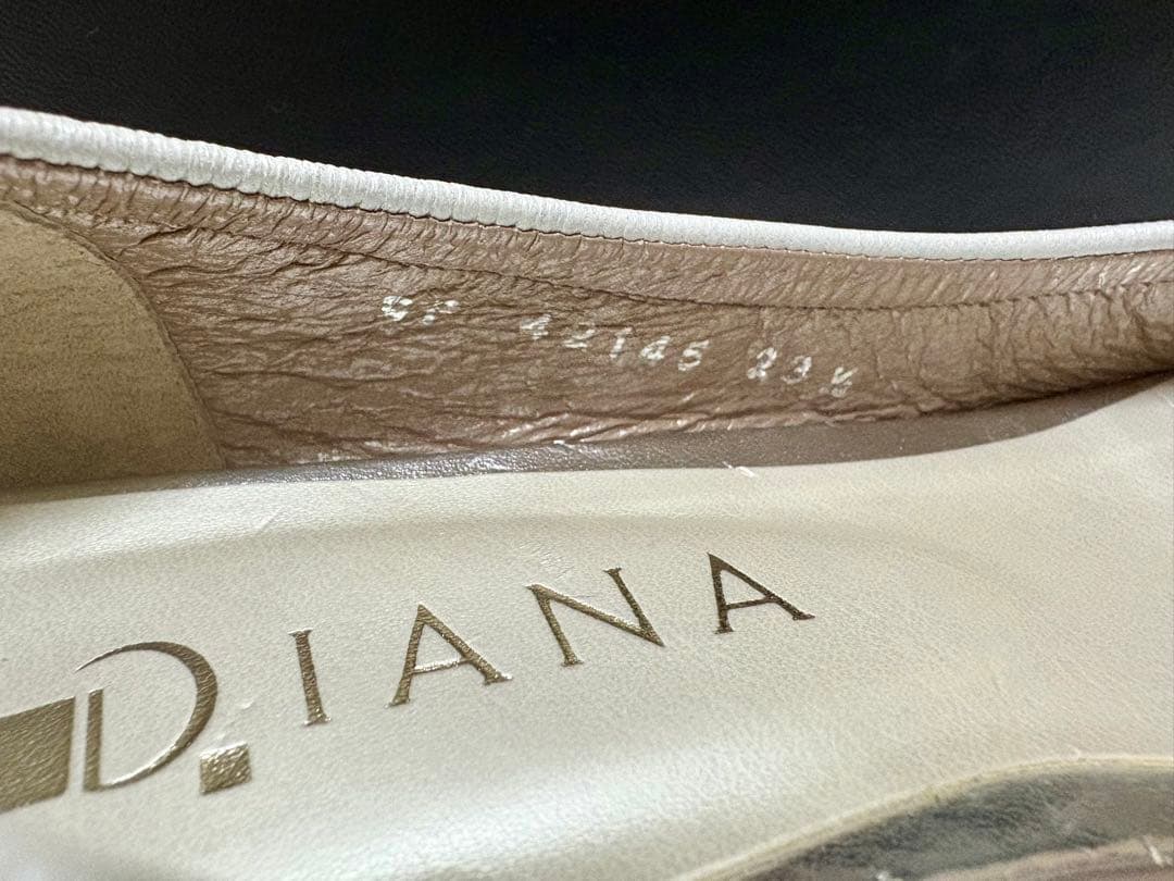 ❤️美品　DIANA ダイアナ ホワイト＆シルバー　リボン　23.5