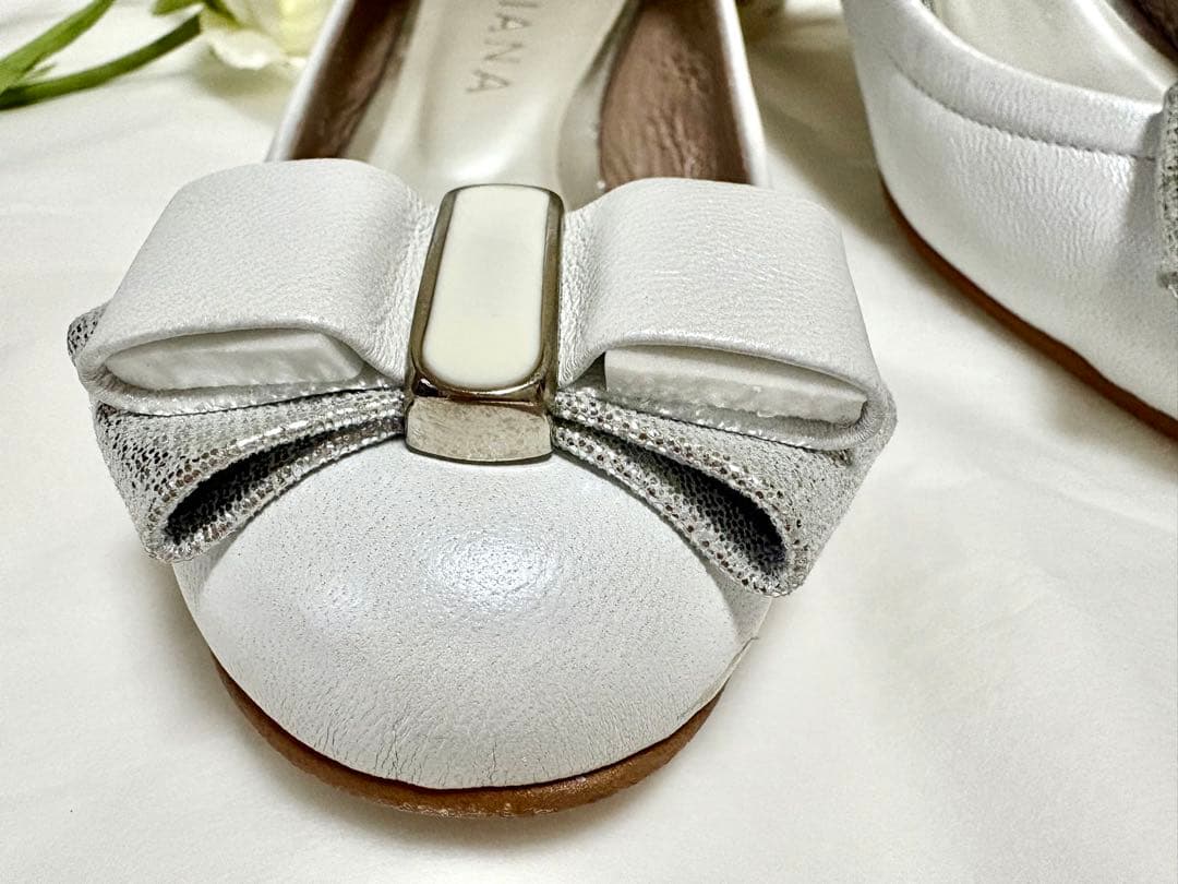 ❤️美品　DIANA ダイアナ ホワイト＆シルバー　リボン　23.5