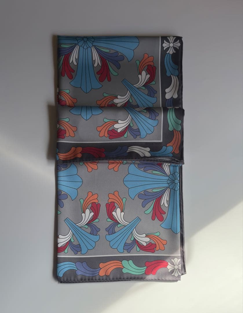 新品未使用春物クロムハーツ　柄chクロス大判スカーフ 100cm×100cm