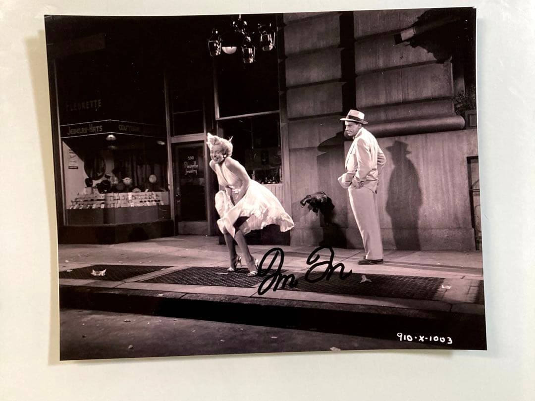 マリリン・モンロー直筆サイン入り超大型写真…Marilyn Monroe