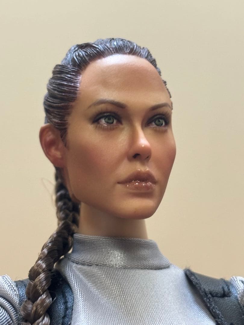 1/6 トゥームレイダー ララ・クロフト フィギュア