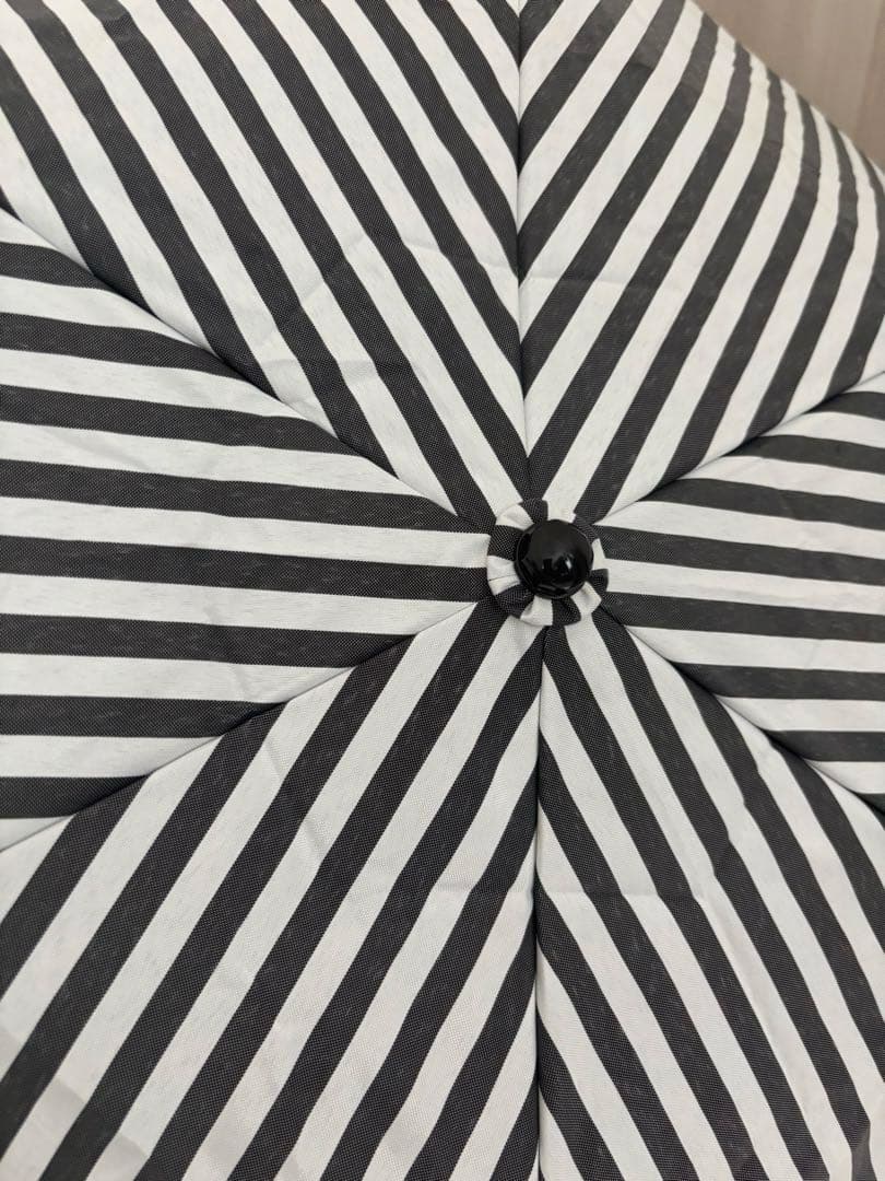 サンバリア100 折りたたみ日傘 3段折/白黒ストライプ