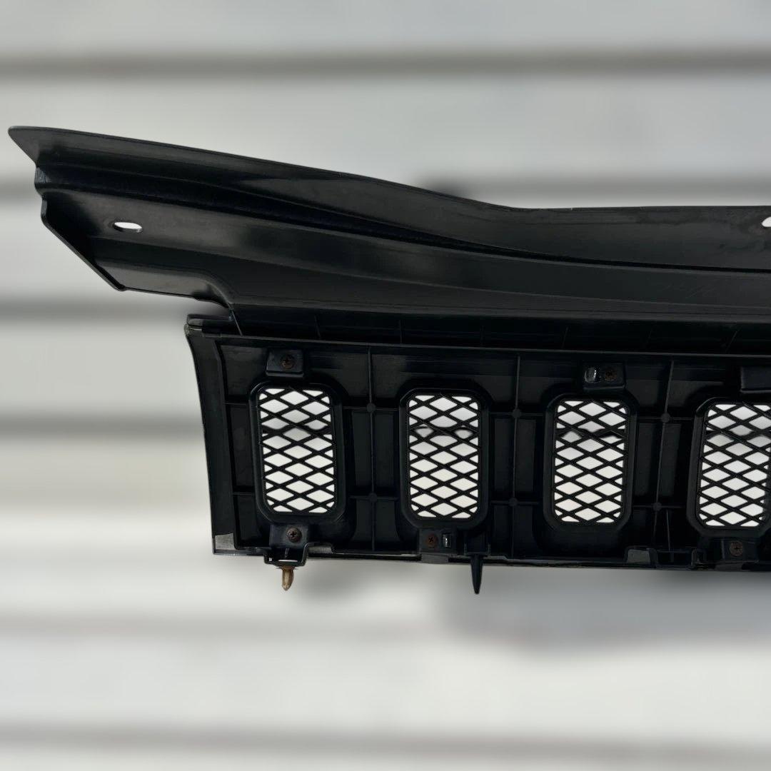 三菱デリカD5MC前純正フロントグリルチッピング塗装ちょっと訳あり品