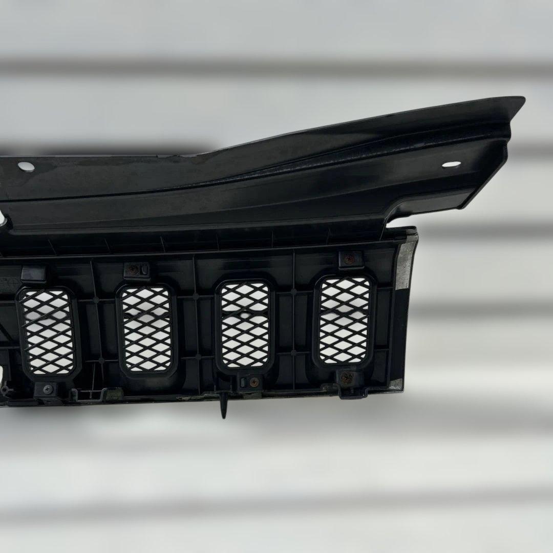 三菱デリカD5MC前純正フロントグリルチッピング塗装ちょっと訳あり品