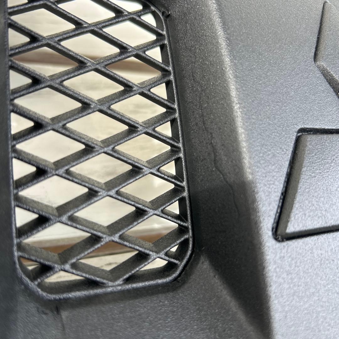 三菱デリカD5MC前純正フロントグリルチッピング塗装ちょっと訳あり品