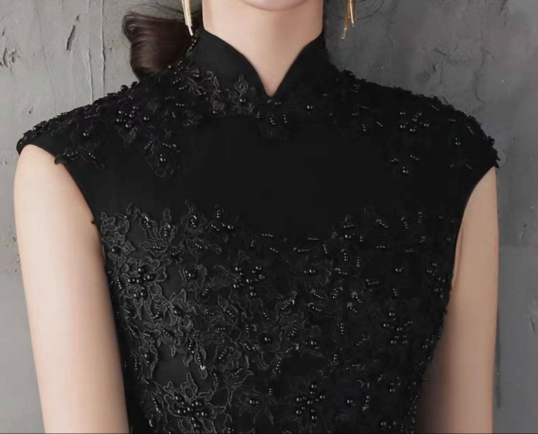 お花のデザインが美しい バックファスナーのイブニングドレス