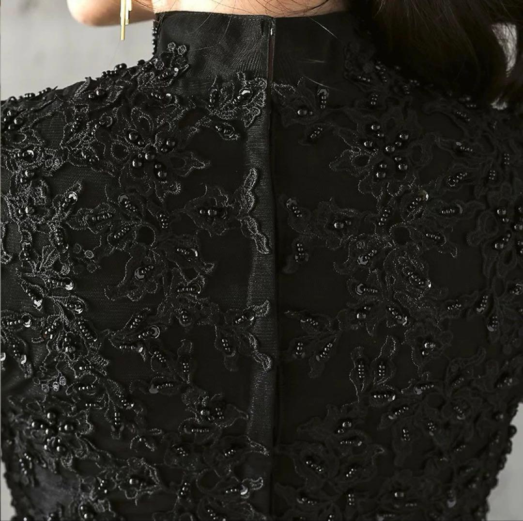 お花のデザインが美しい バックファスナーのイブニングドレス