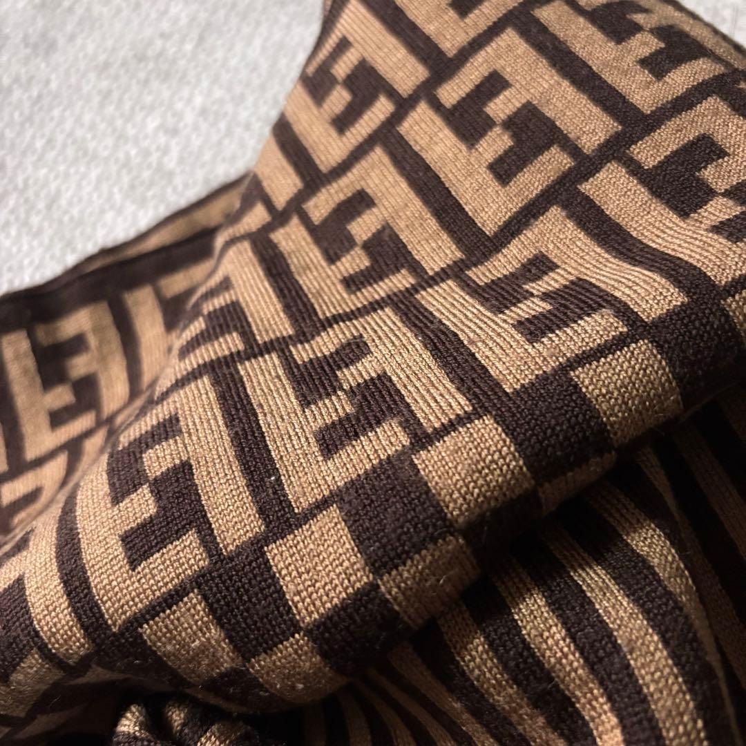 FENDIフェンディ ズッカ柄マフラー イタリア製 ブラック×ベージュ男女兼用