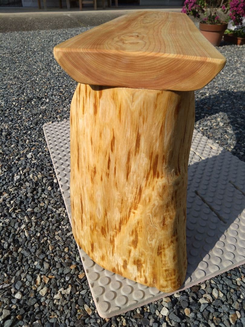 檜のベンチ83　天板は節無しで綺麗　脚は杉の丸太半切❕　リビング、食卓のベンチに
