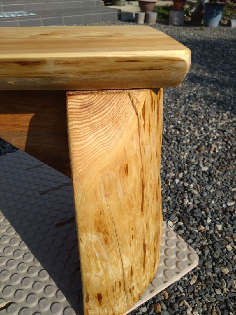 檜のベンチ83　天板は節無しで綺麗　脚は杉の丸太半切❕　リビング、食卓のベンチに