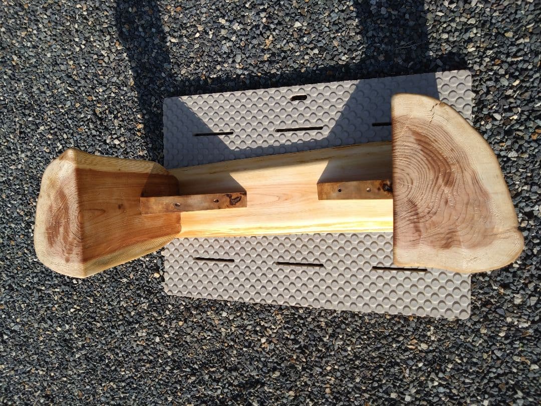 檜のベンチ83　天板は節無しで綺麗　脚は杉の丸太半切❕　リビング、食卓のベンチに