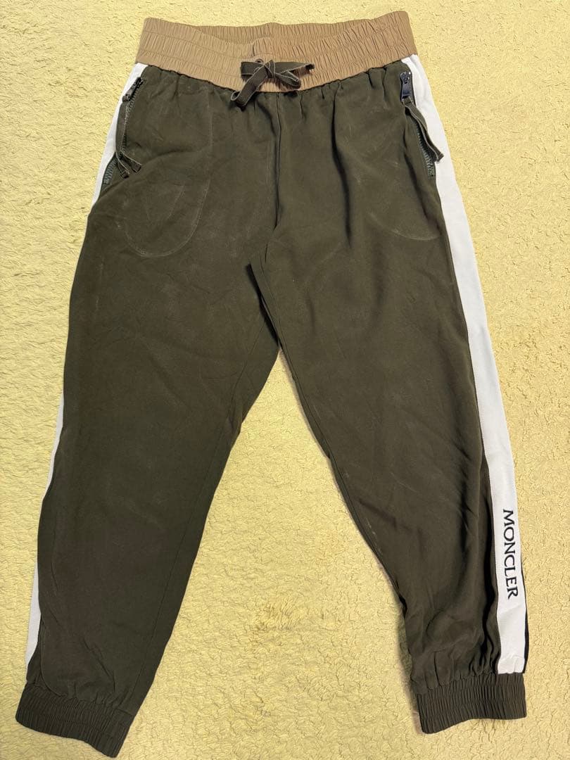 MONCLER オリーブグリーン ジョガーパンツ