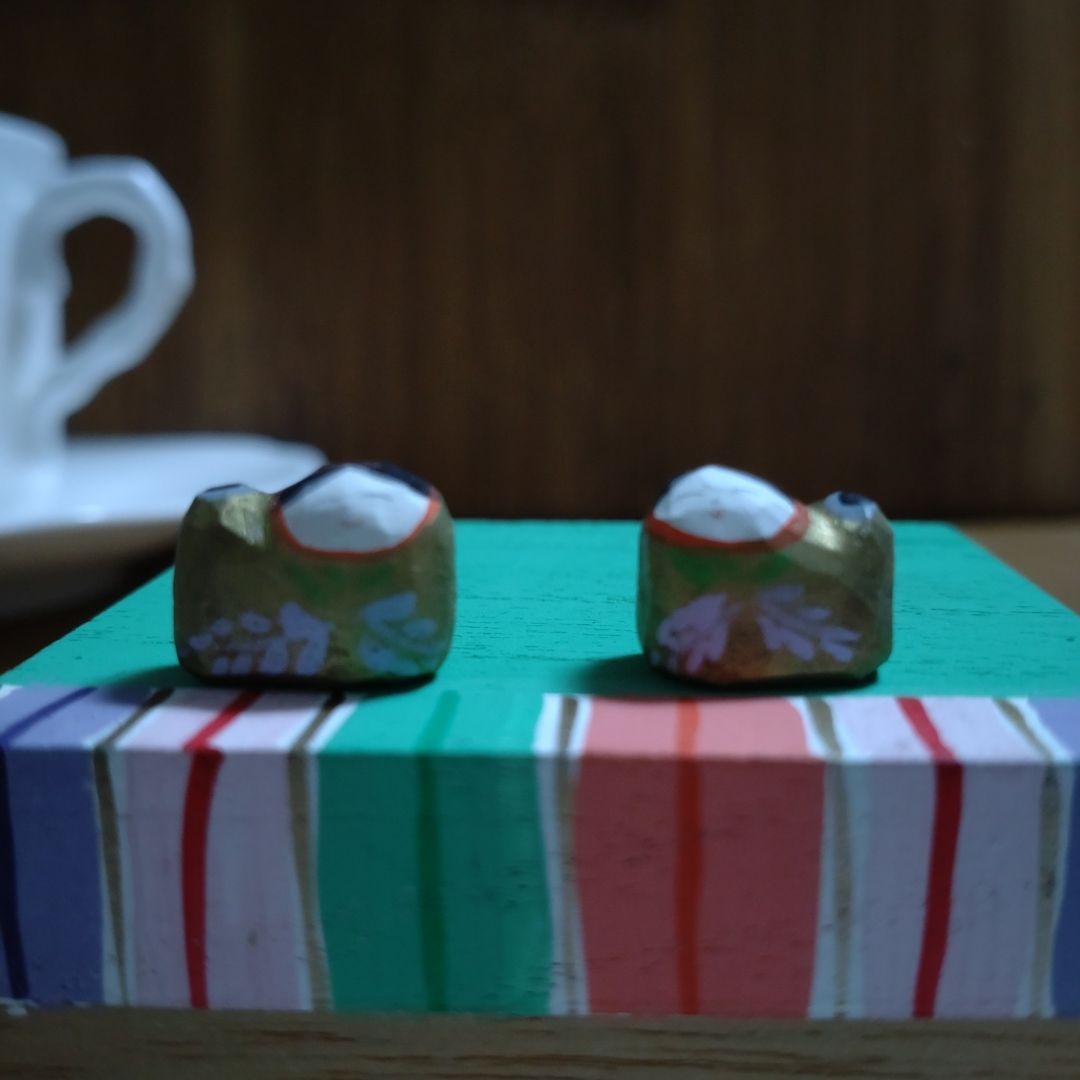 一刀彫お伽犬　お雛様の両脇のお供　安産　子供の成長のお守り　極小お伽犬　台付