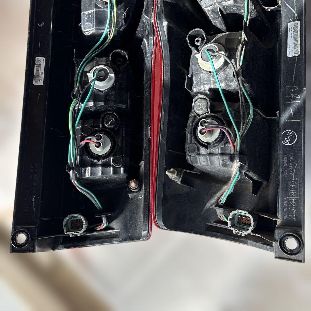 日産NV350キャラバンE26前期モデル　テールランプ　左右セット