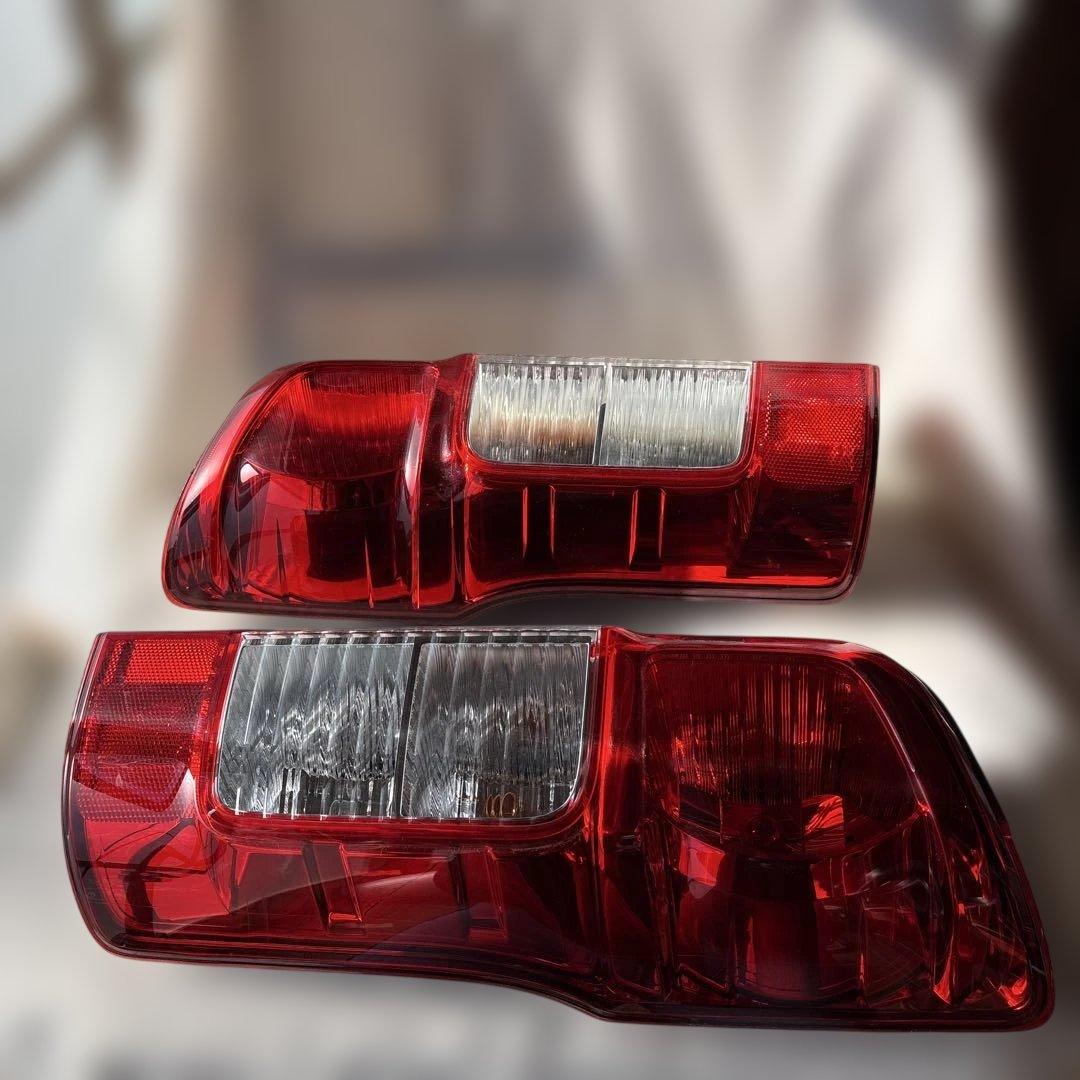 日産NV350キャラバンE26前期モデル　テールランプ　左右セット