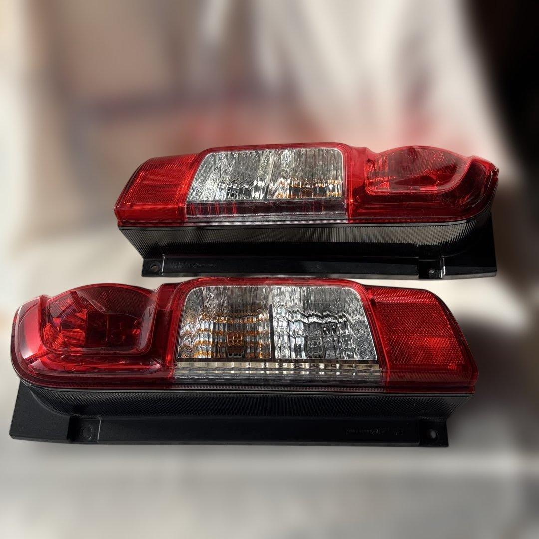 日産NV350キャラバンE26前期モデル　テールランプ　左右セット