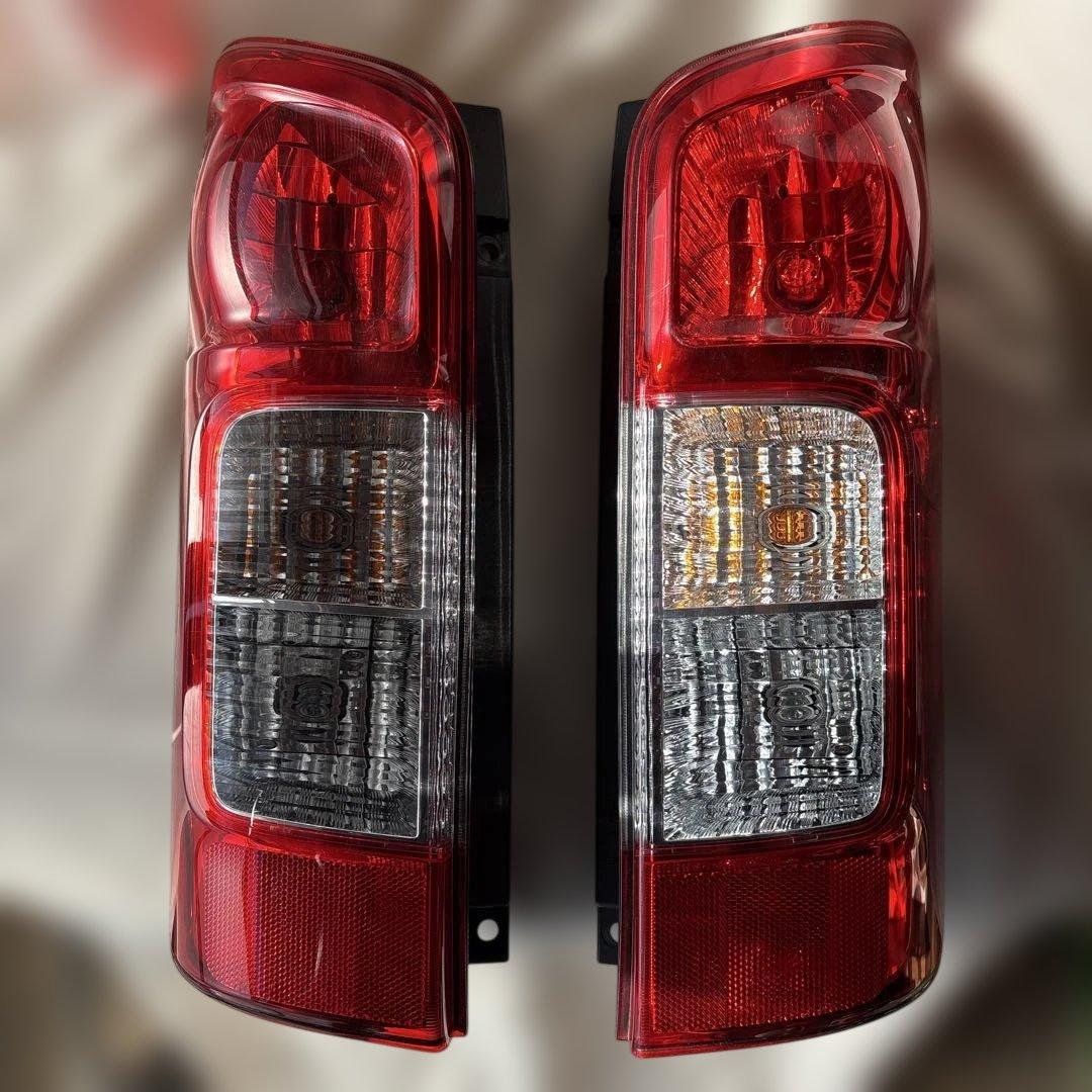 日産NV350キャラバンE26前期モデル　テールランプ　左右セット