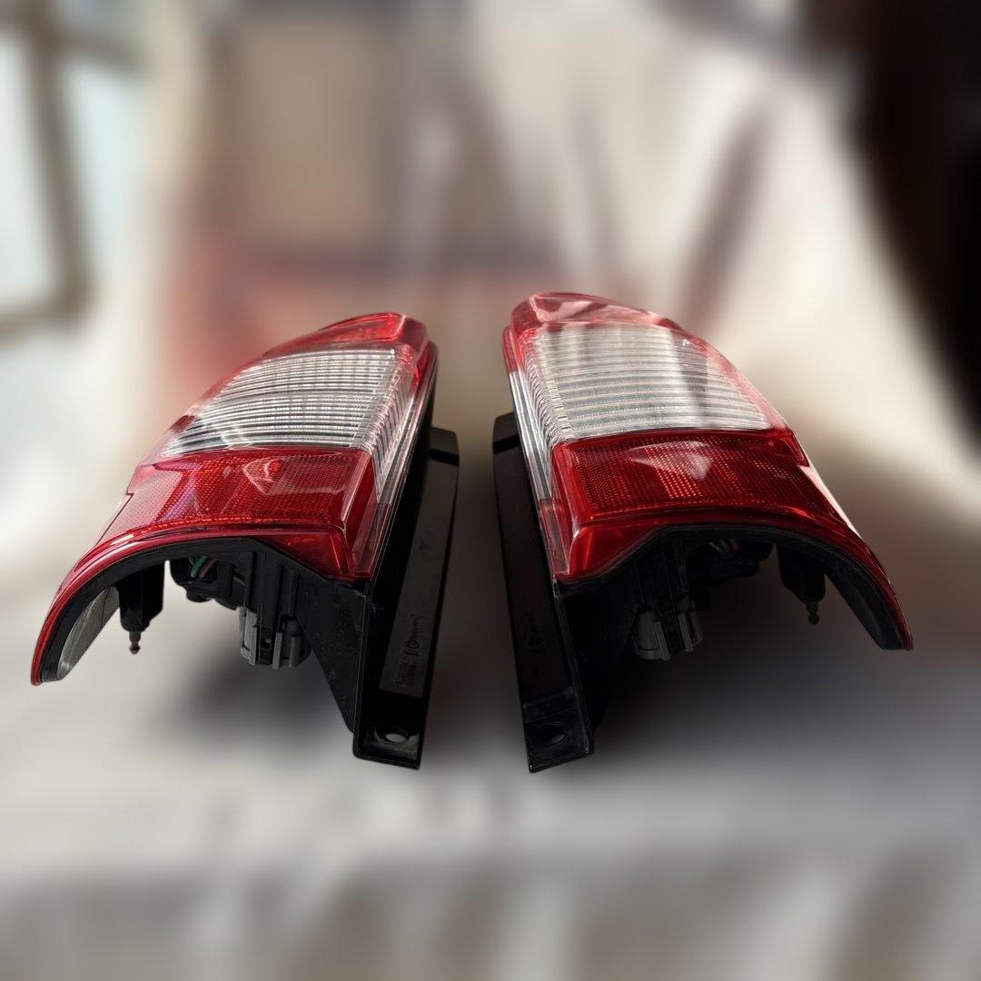 日産NV350キャラバンE26前期モデル　テールランプ　左右セット