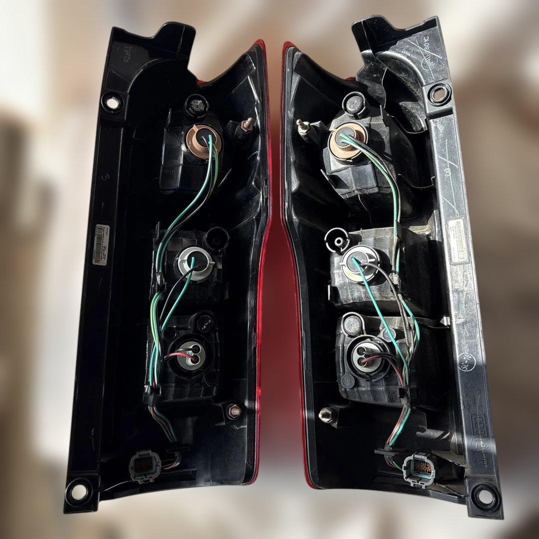 日産NV350キャラバンE26前期モデル　テールランプ　左右セット