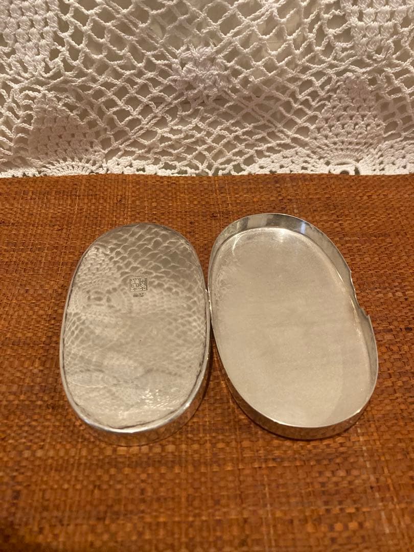 尚美堂製・銀製（槌目仕上げ）の楊枝入れ