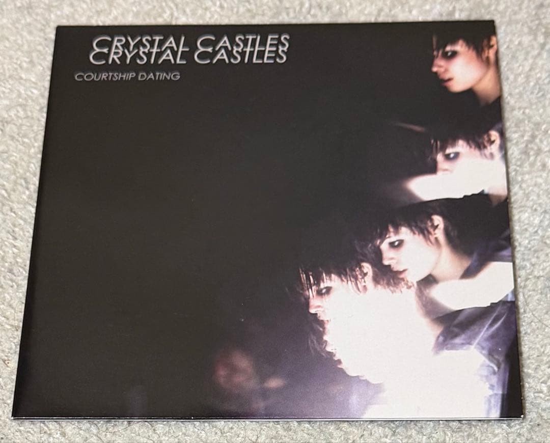 Crystal Castles Courtship Dating 7インチ