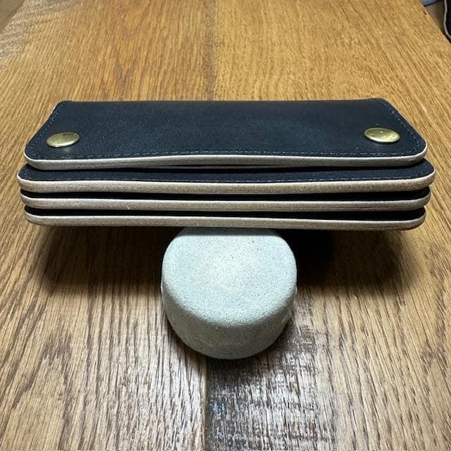 のり　ミドルトラッカーウォレット　丘染め茶芯ブラック　真鍮