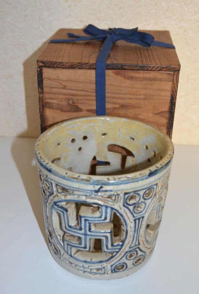 『李朝青花白磁透雕卍紋筆筒』 出版掲載品　李氏朝鮮　箱付　修理痕有