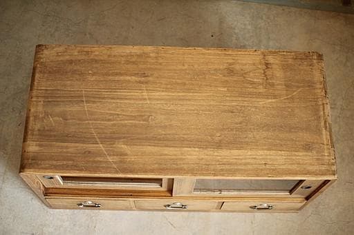 古いガラス戸棚×木製小引き出し3杯