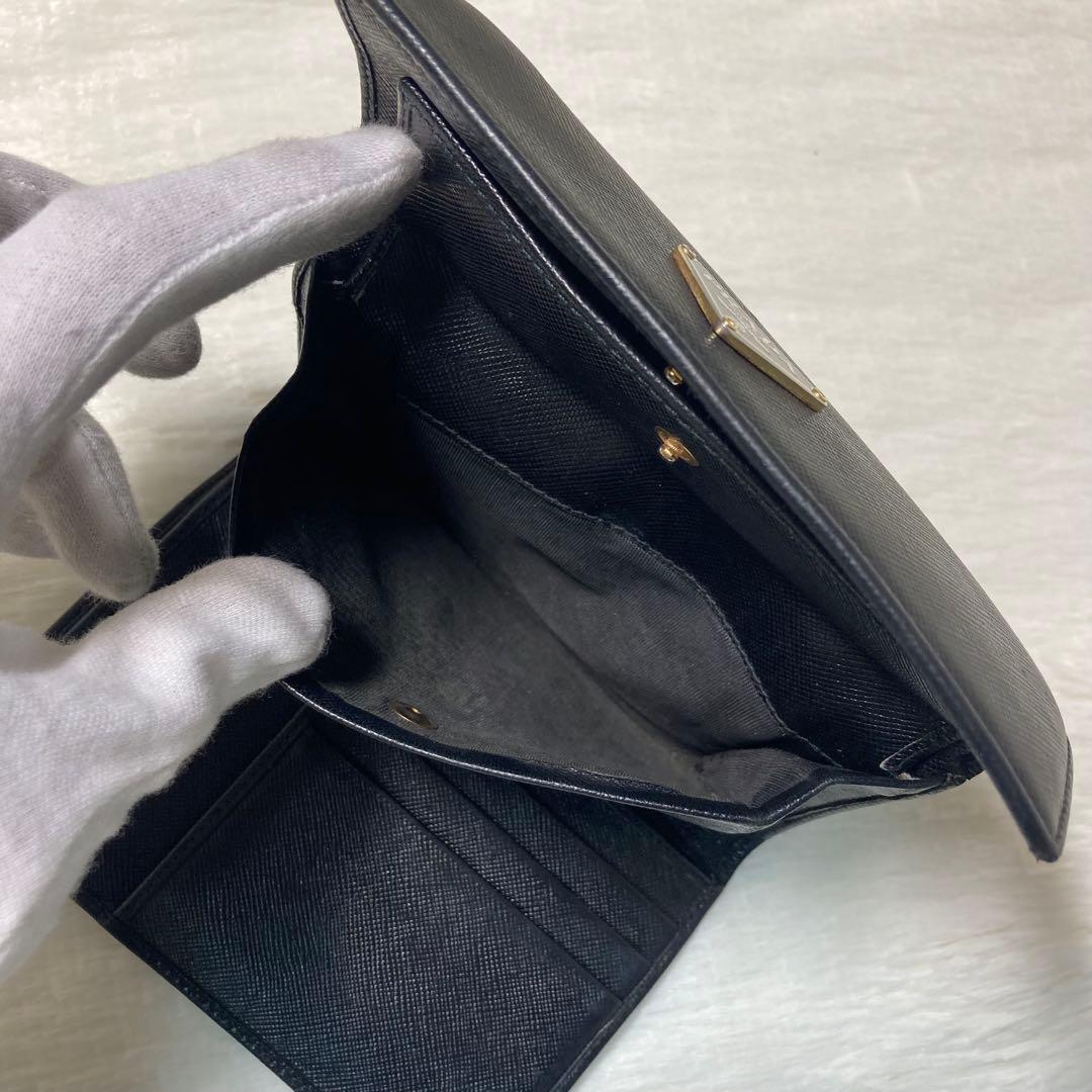 早い者勝ち　PRADA プラダ　サフィアーノレザー　三角ロゴ　黒　人気　定番