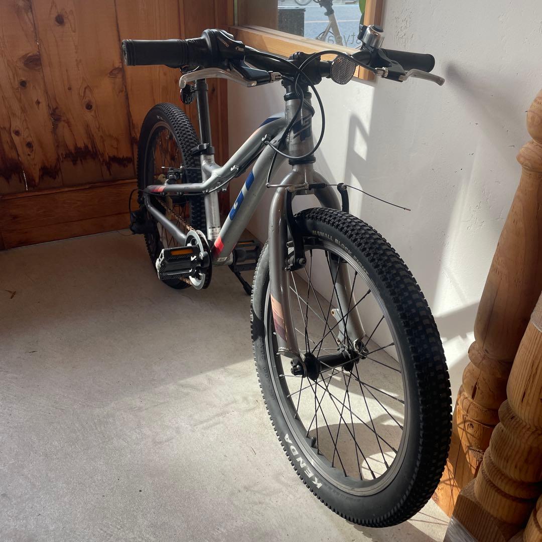 GT stomperキッズマウンテンバイク 20インチ シルバー　引き取り限定