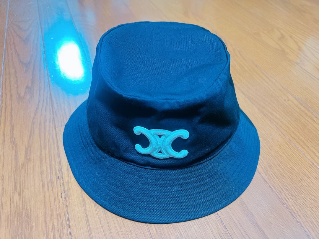 セリーヌ　バケットハット　黒　刺繍ロゴ付き