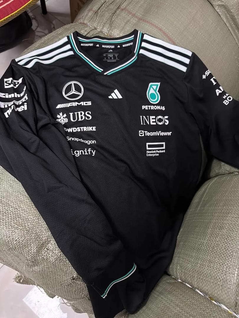 メルセデス - AMG ペトロナスF1 チーム ロングスリーブ T シャツ