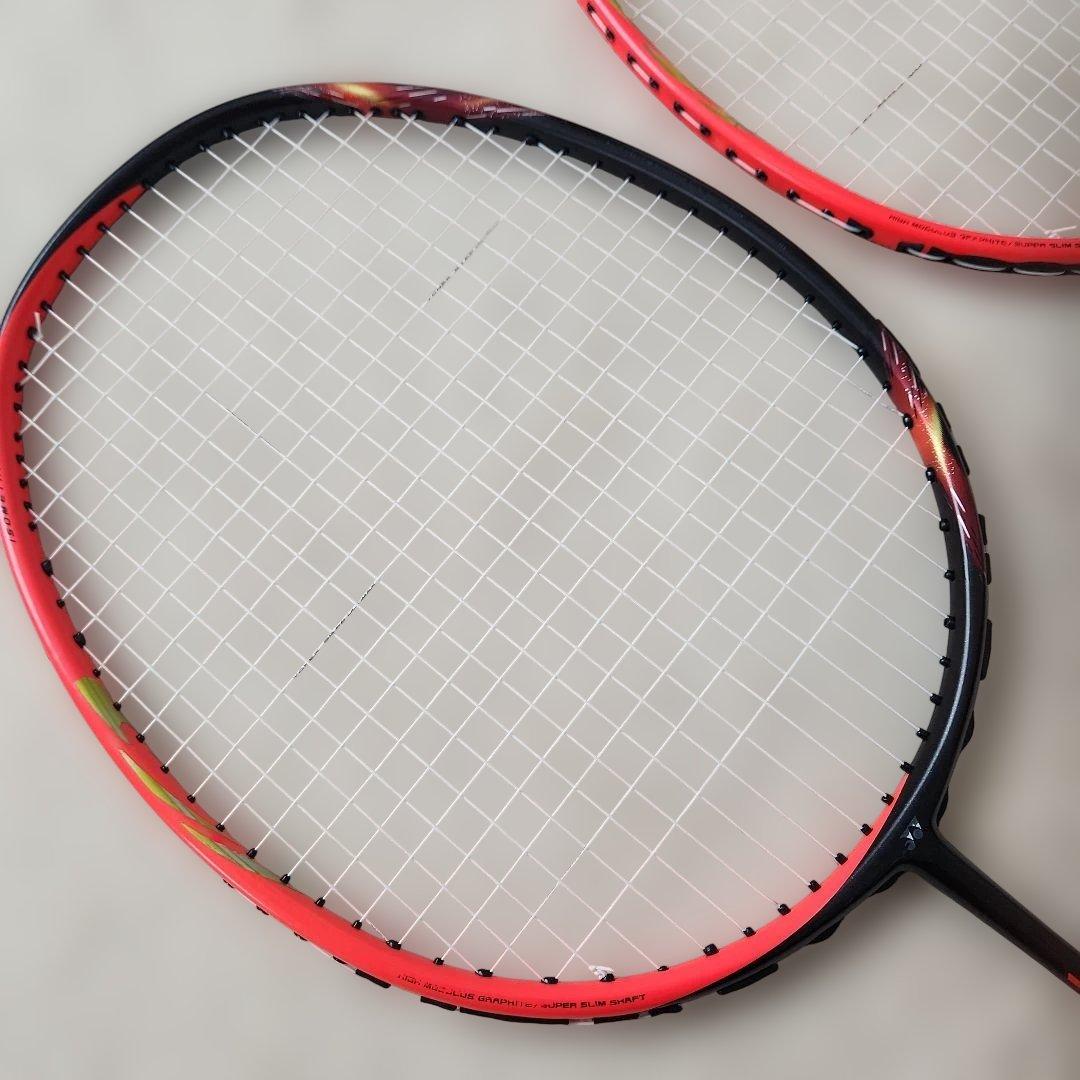 アストロクス77 バドミントンラケット 赤と黒