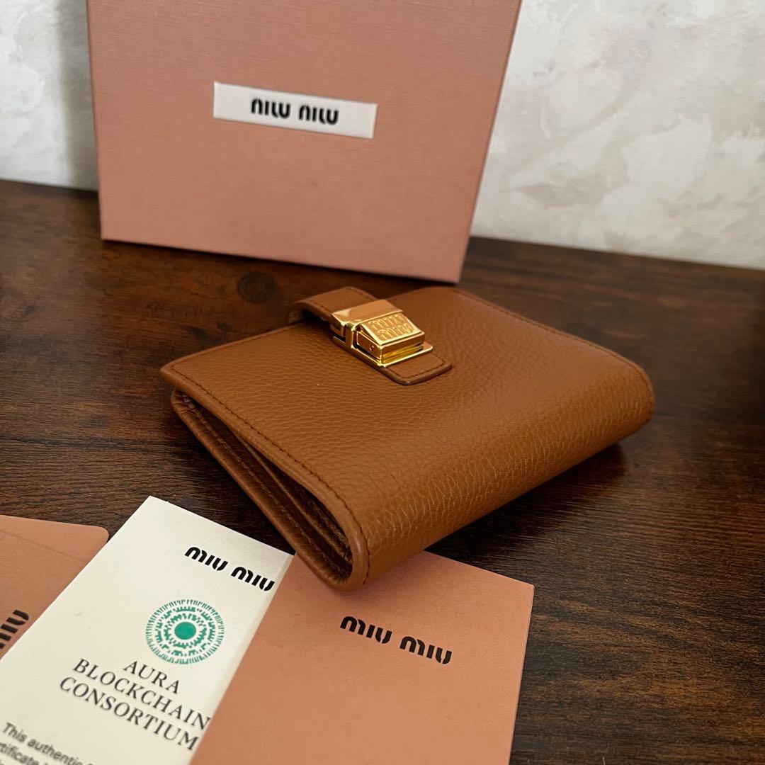 新品 miumiu ミュウミュウ レザー ミニ財布 二つ折り財布
