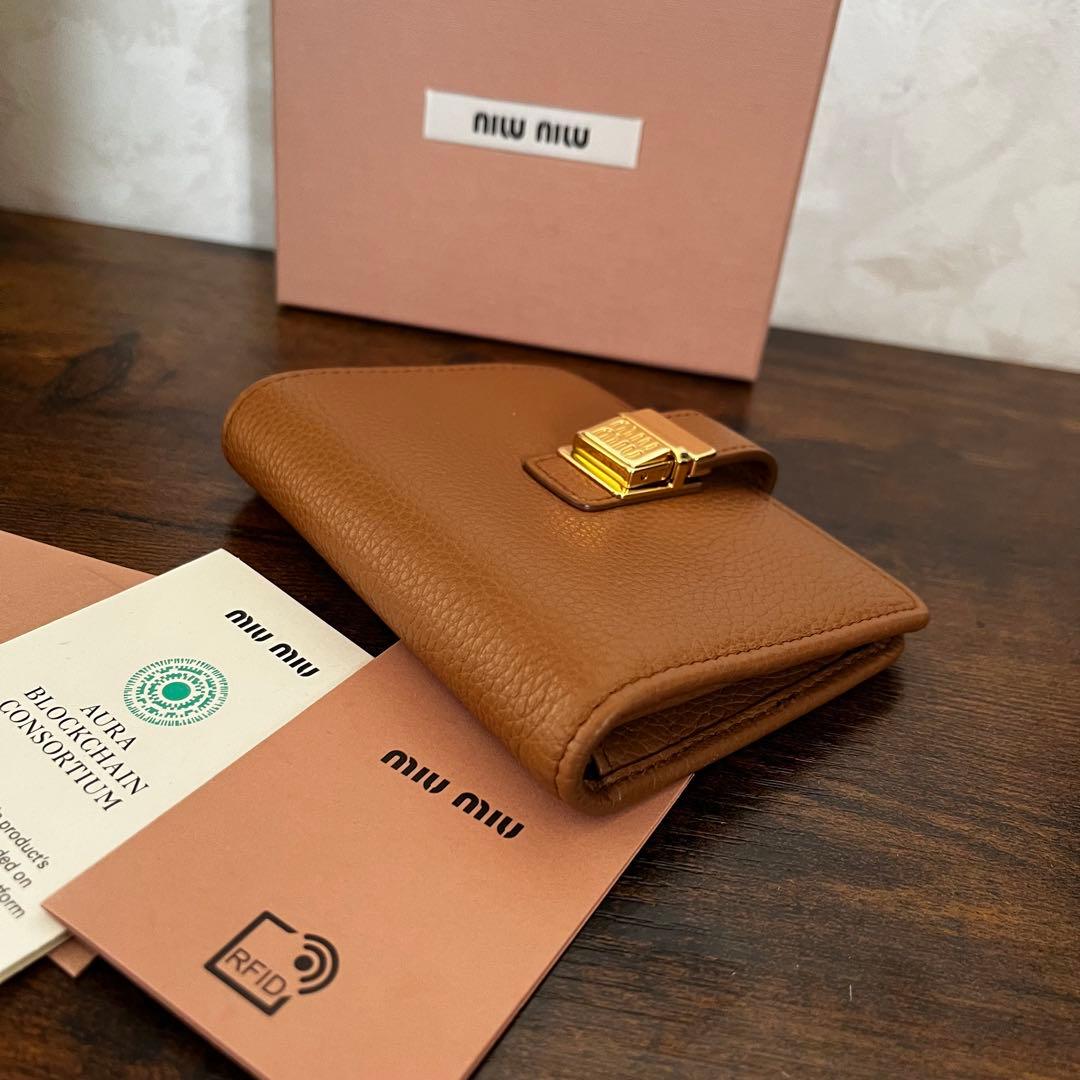 新品 miumiu ミュウミュウ レザー ミニ財布 二つ折り財布