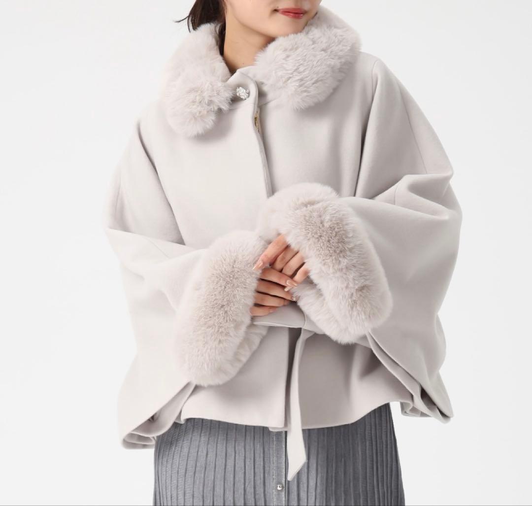 新品未使用　ミシュマシュ　2025秋冬新作　ブローチ付きポンチョコート