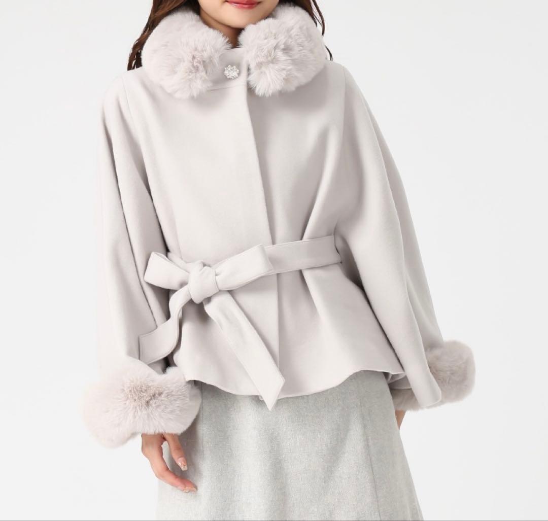 新品未使用　ミシュマシュ　2025秋冬新作　ブローチ付きポンチョコート