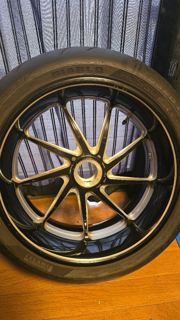 DUCATI　Diavel　 ピレリタイヤ付きリアホイール