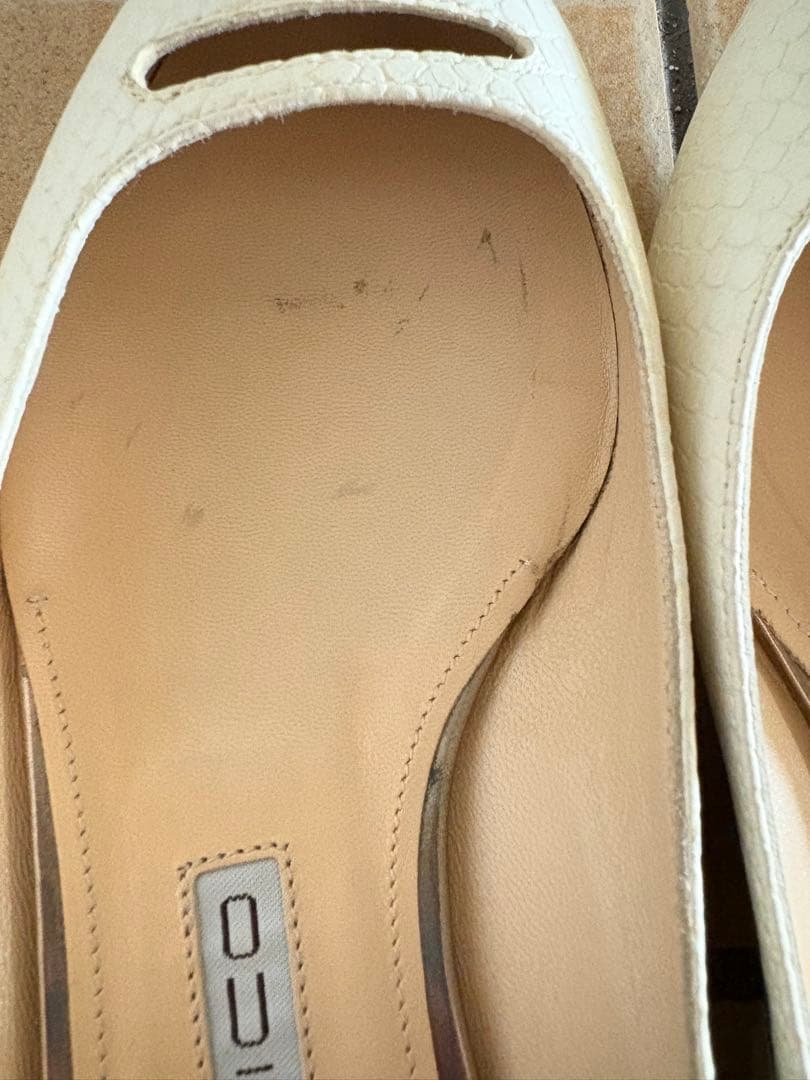 PELLICO ホワイト ポインテッドトゥ フラットシューズ