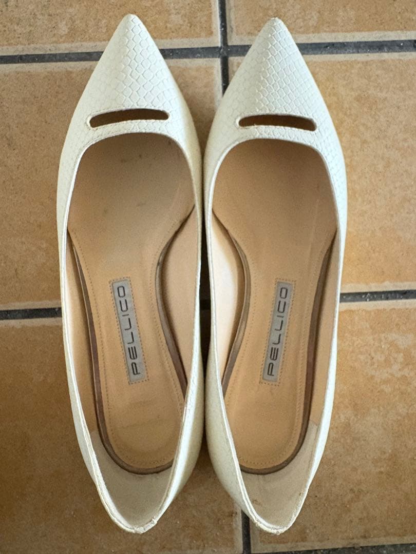 PELLICO ホワイト ポインテッドトゥ フラットシューズ