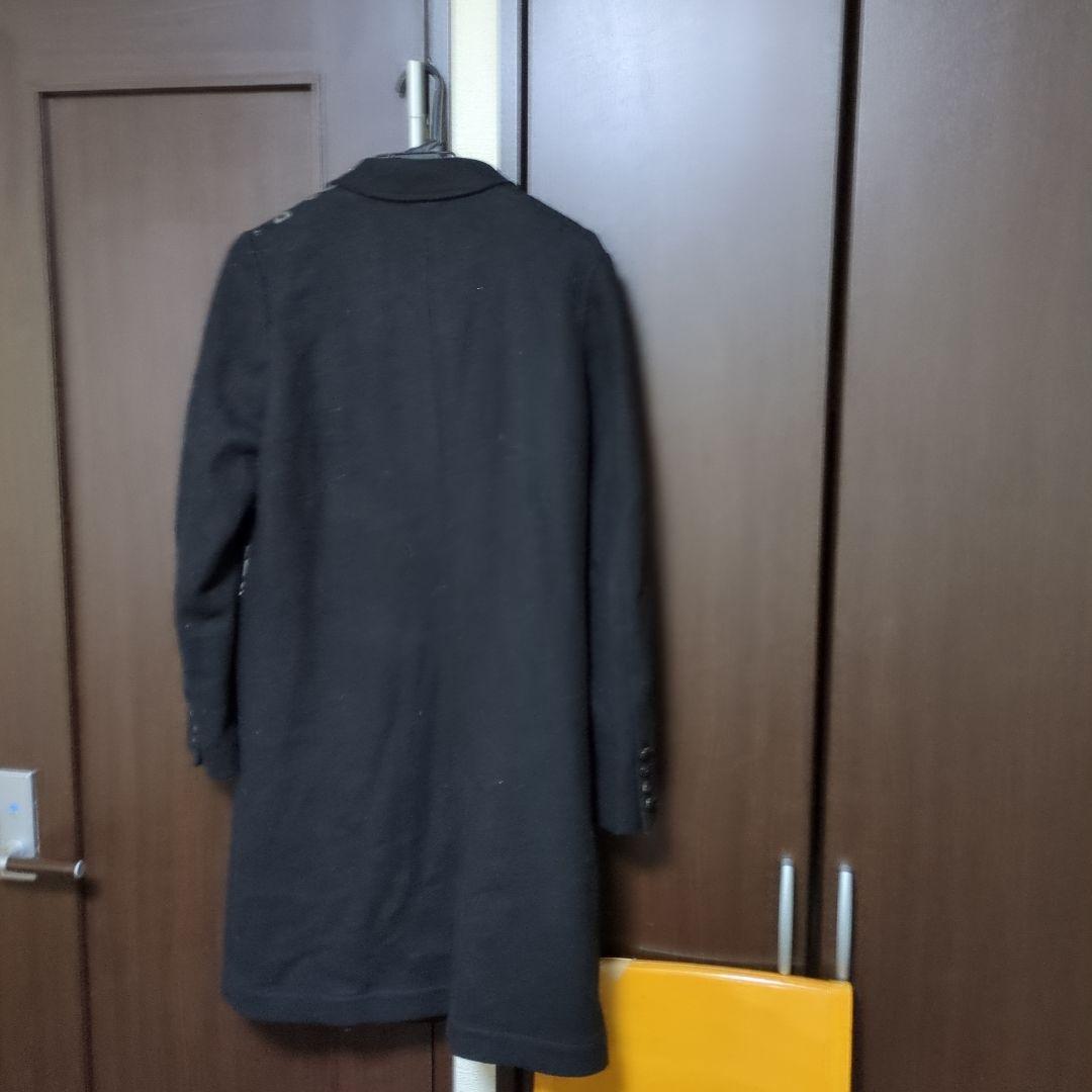 黒い装飾付きチェスターコート、白のファー付きベスト