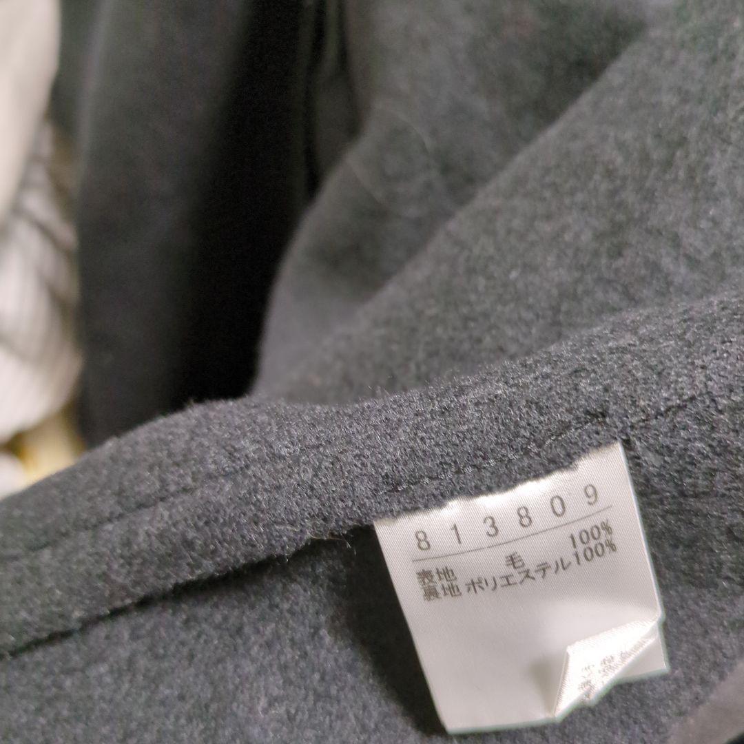 黒い装飾付きチェスターコート、白のファー付きベスト