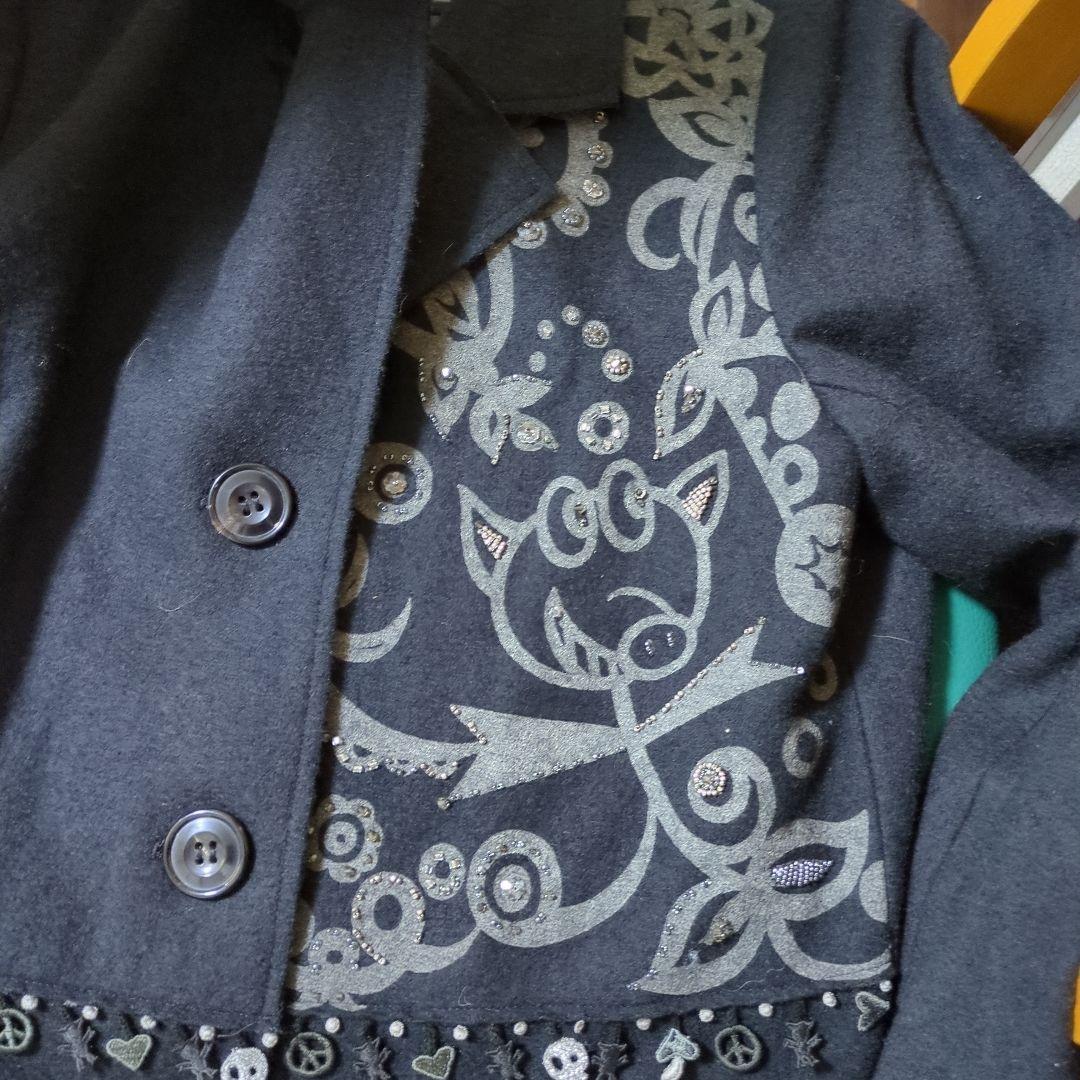 黒い装飾付きチェスターコート、白のファー付きベスト