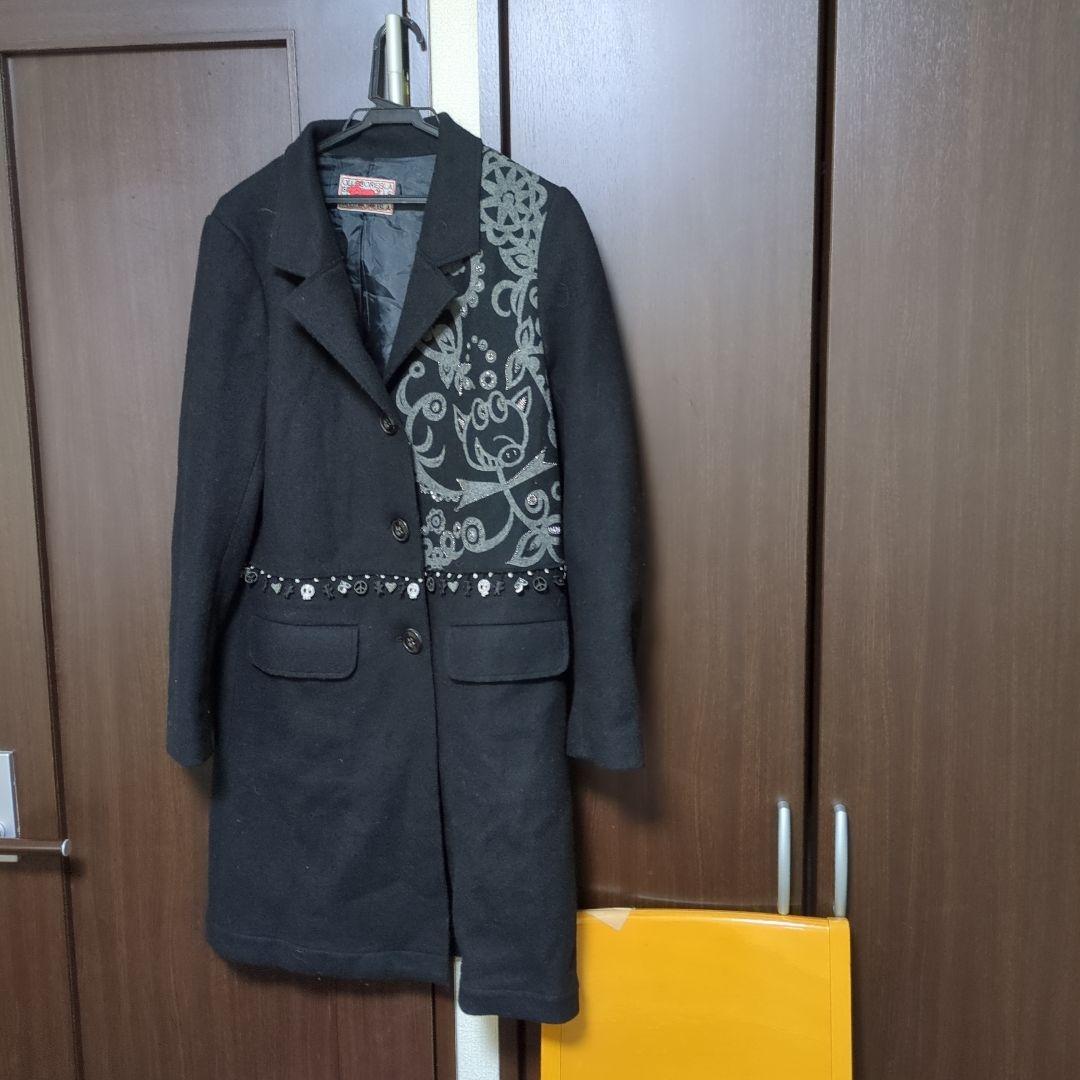 黒い装飾付きチェスターコート、白のファー付きベスト