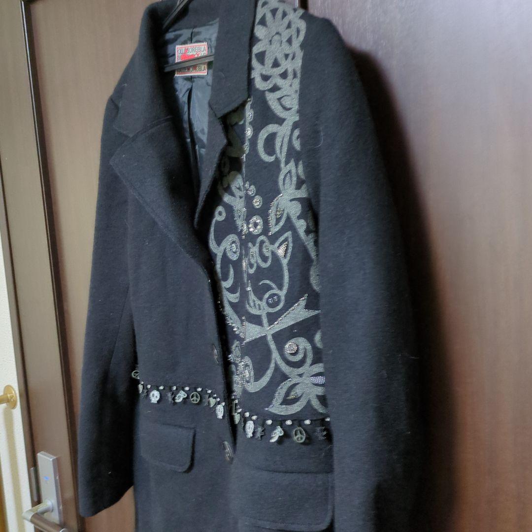 黒い装飾付きチェスターコート、白のファー付きベスト