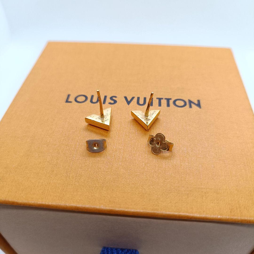 LOUIS VUITTON✨　エッセンシャル　V ピアス　M68153
