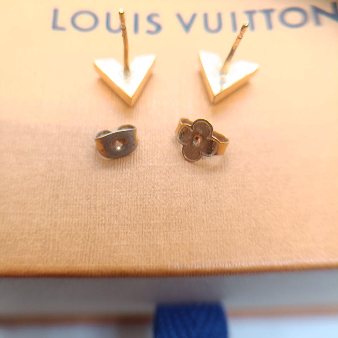 LOUIS VUITTON✨　エッセンシャル　V ピアス　M68153