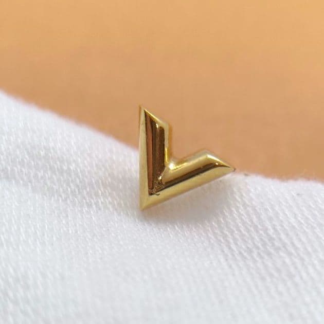 LOUIS VUITTON✨　エッセンシャル　V ピアス　M68153