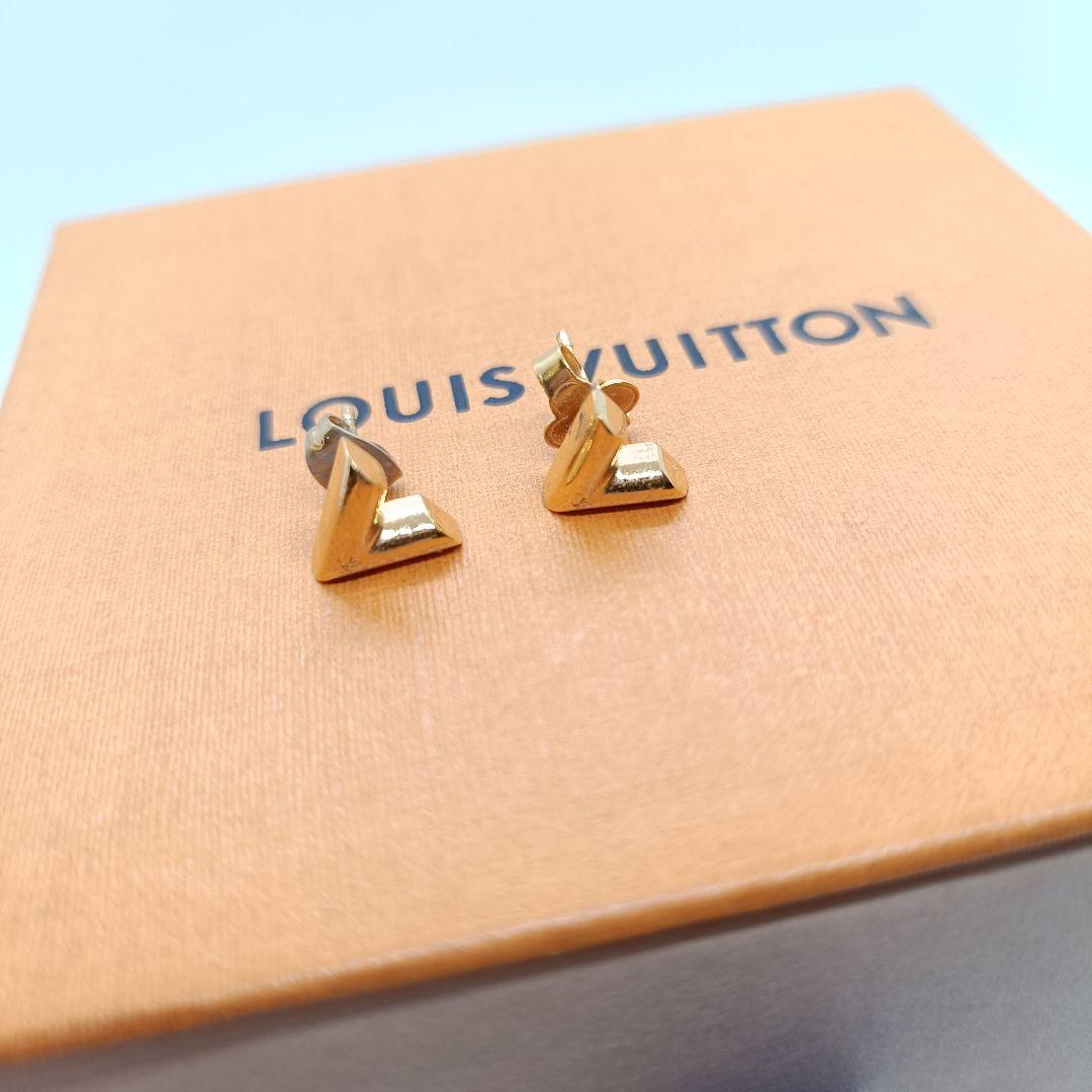 LOUIS VUITTON✨　エッセンシャル　V ピアス　M68153